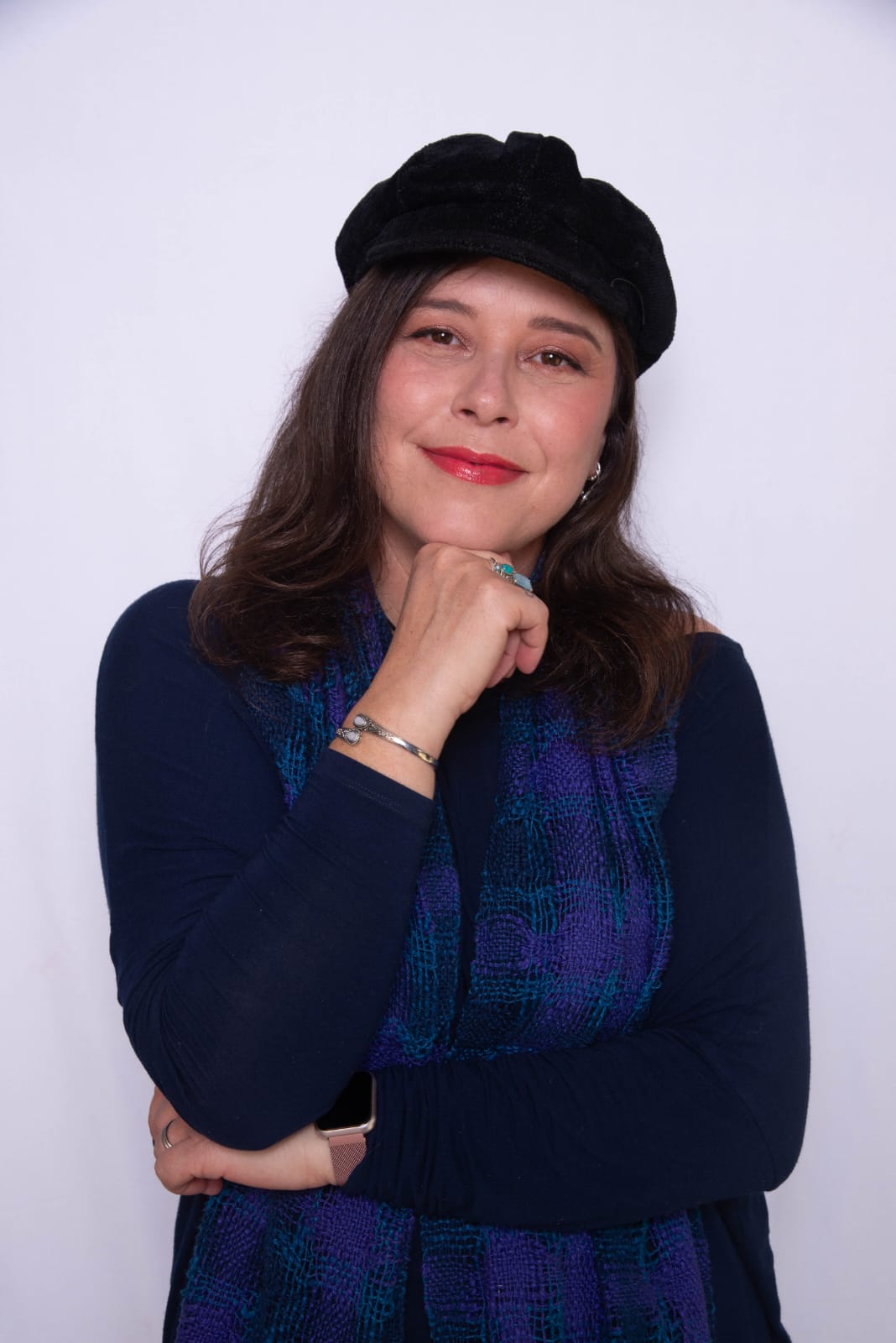 Liane em retrato com cachecol azul e roxo